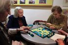 Není to ale jen místo, kde se důchodci potkají u kávy. Scrabble hrají spíše ve volných chvílích. Každý každého se tady snaží něco naučit. A nezakrnět.