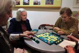 Není to ale jen místo, kde se důchodci potkají u kávy. Scrabble hrají spíše ve volných chvílích. Každý každého se tady snaží něco naučit. A nezakrnět.