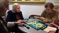 Není to ale jen místo, kde se důchodci potkají u kávy. Scrabble hrají spíše ve volných chvílích. Každý každého se tady snaží něco naučit. A nezakrnět.