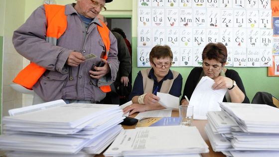 Slováci museli opět k volbám. Dzurinda přežil