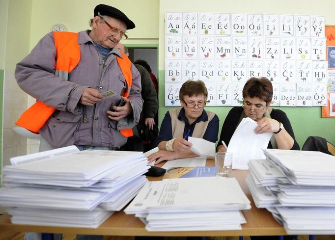 Členové volební komise v Nové Dědince u Bratislavy kontrolují doklady voliče.