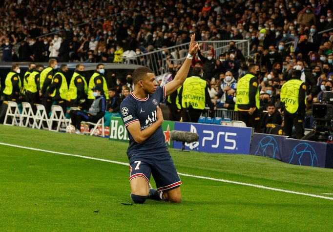 Kylian Mbappé slaví branku v osmifinále LM mezi Realem a PSG.