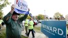 Lloyd Holman (L) holds up a sign to show support for Republican presidential candidate Mitt Romney as he stands in a crowd of U.S. President Barack Obama supporters before the first 2012 U.S. presidential debate at Denver University in Denver, Colorado October 3, 2012. REUTERS/Mark Leffingwell (UNITED STATES - Tags: POLITICS ELECTIONS USA PRESIDENTIAL ELECTION) Published: Říj. 4, 2012, 12:12 dop.