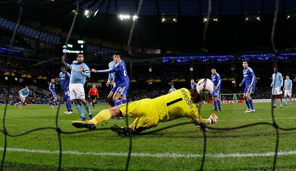 Aleksandar Kolarov z Manchesteru City právě vstřelil gól do sítě Dynama Kyjev