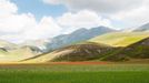 Rozkvetlá letní pole v okolí italské vesnice Castelluccio di Norcia