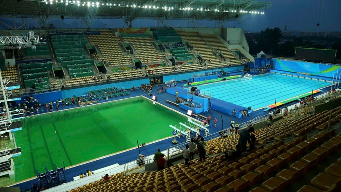 Takhle v úterý vypadaly bazény pro skokany a plavce v olympijském Riu.