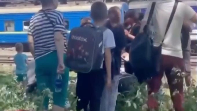 Ruský útok na Dnipro: rakety zasáhly i vlak s dětmi