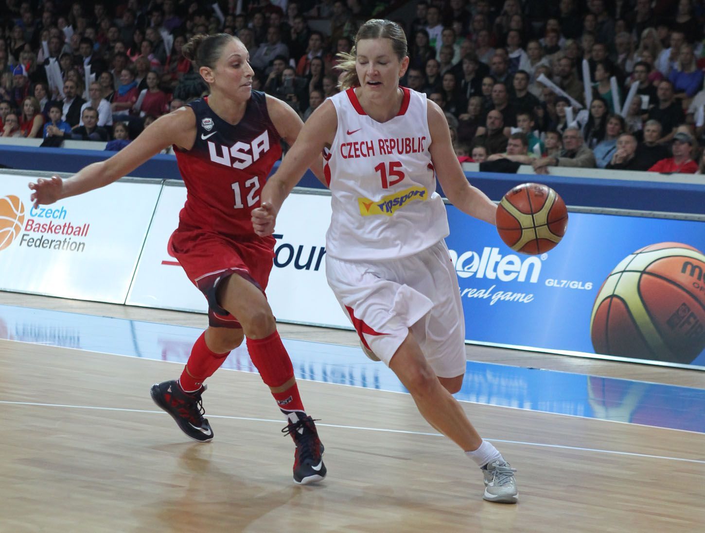 Basketbal, ČR-USA: Eva Vítečková - Diana Taurasiová