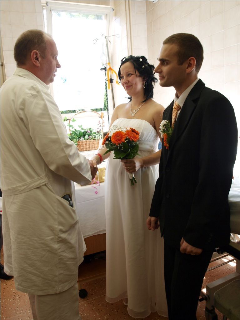 Netradiční svatba na porodním sále