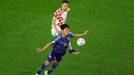 Takehiro Tomijasu a Ivan Perišič v osmifinále MS 2022 Japonsko - Chorvatsko