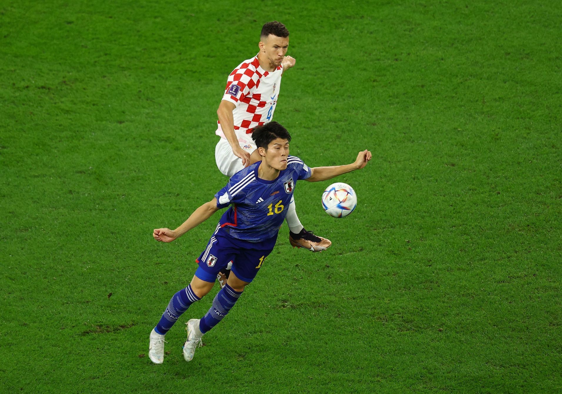 Takehiro Tomijasu a Ivan Perišič v osmifinále MS 2022 Japonsko - Chorvatsko