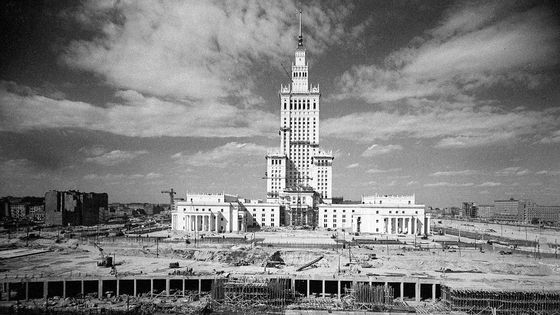 Stalinův dar. Monumentální připomínku socialismu chtěli Poláci strhnout, slaví 65 let