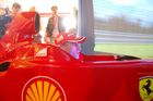 Marc Gene – testovací pilot stáje Scuderia Ferrari už za volantem skuteční aktuální specifikace vozu F1 dlouho neseděl. Předvádí tedy alespoň obchodním partnerům jízdu na reálném simulátoru.