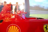 Marc Gene – testovací pilot stáje Scuderia Ferrari už za volantem skuteční aktuální specifikace vozu F1 dlouho neseděl. Předvádí tedy alespoň obchodním partnerům jízdu na reálném simulátoru.