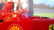 Marc Gene – testovací pilot stáje Scuderia Ferrari už za volantem skuteční aktuální specifikace vozu F1 dlouho neseděl. Předvádí tedy alespoň obchodním partnerům jízdu na reálném simulátoru.