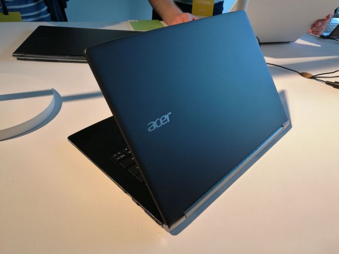 Acer Aspire S13 zaujme poměrem ceny, designu a výbavy, nejlevnější model notebooku tenkého méně než 1,5 cm přijde na 19 tisíc korun.