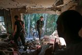 Doněck. Proruský separatista prozkoumává trosky bytu, který podle místních lidí zničilo ostřelování ukrajinskou armádou.