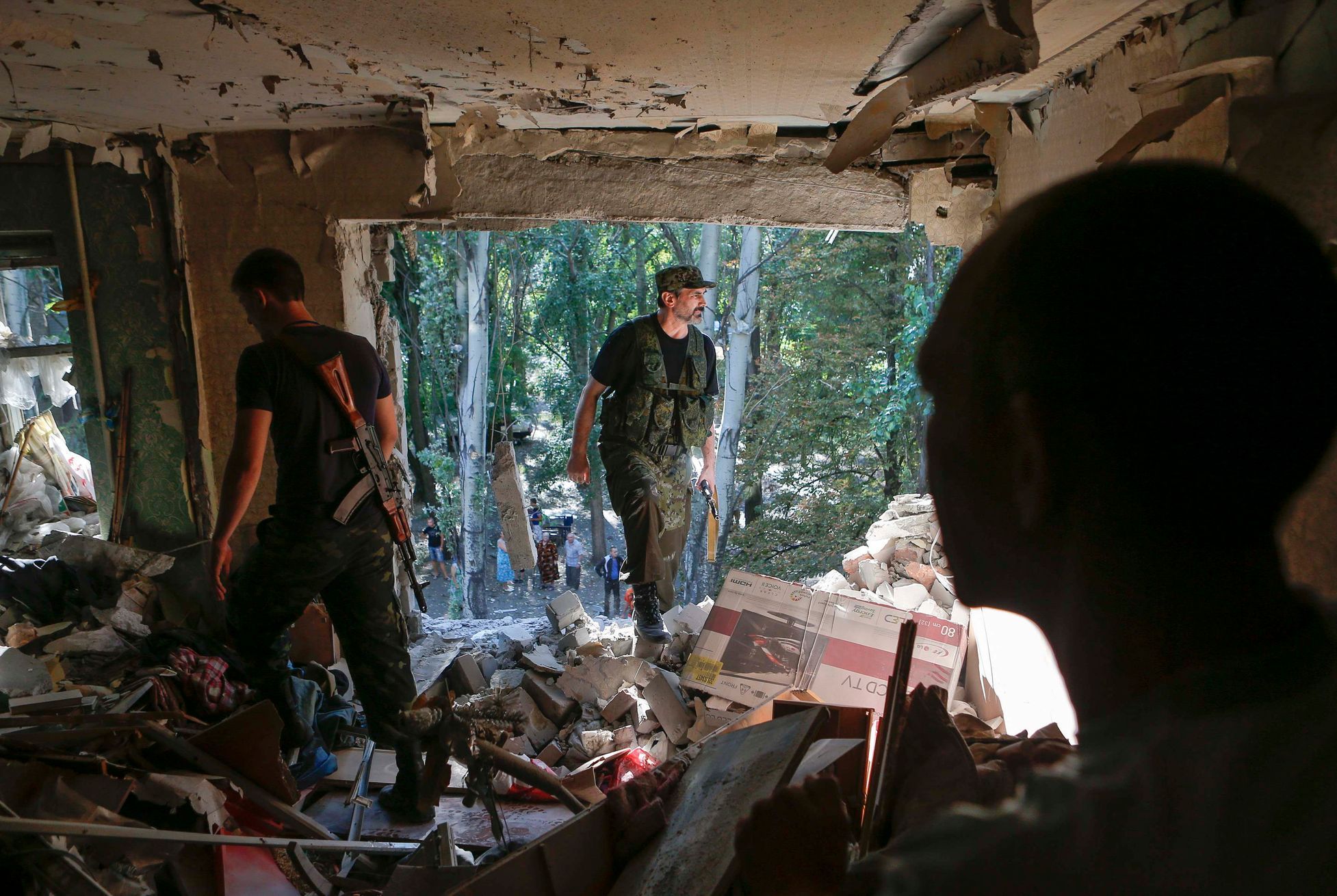 Proruský separatista uvnitř bytu, který údajně zničilo ostřelování ukrajinskou armádou.