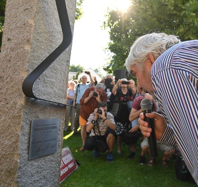 Herec Miroslav Donutil si prohlíží památník věnovaný brněnskému silákovi a recesistovi Frantovi Kocourkovi, který odhalili dnes v Brně-Řečkovicích.