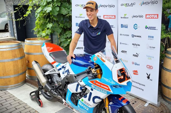 Oliver König s Kawasaki před závodem MS superbiků v Mostě 2023