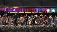 Účastníci countryového festivalu Route 91 Harvest prchají poté, co útočník zahájil střelbu z nedalekého hotelu Mandalay Bay.