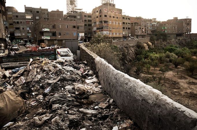 Rubbish city in Cairo Egypt - (PICTURED: On the streets of the rubbish city) - These are the shocking images that show Cairos Garbage City - where thousands of Egyptians live amongst piles of stinking rubbish. Manshiyat naser, or Garbage city, as it is known by locals, is a slum on the outskirts of Cairo, just a short drive away from luxury five star resorts. But these shocking photos show a whole community which has been living in the slums for hundreds of years surrounded by rats and rotting rubbish. Russian photographer Ilya Stepanov took the snaps to document the lives of the Zabbaleens - a people who have been living among rubbish, and making a living out of recycling it, for generations. . ( automatický překlad do češtiny )