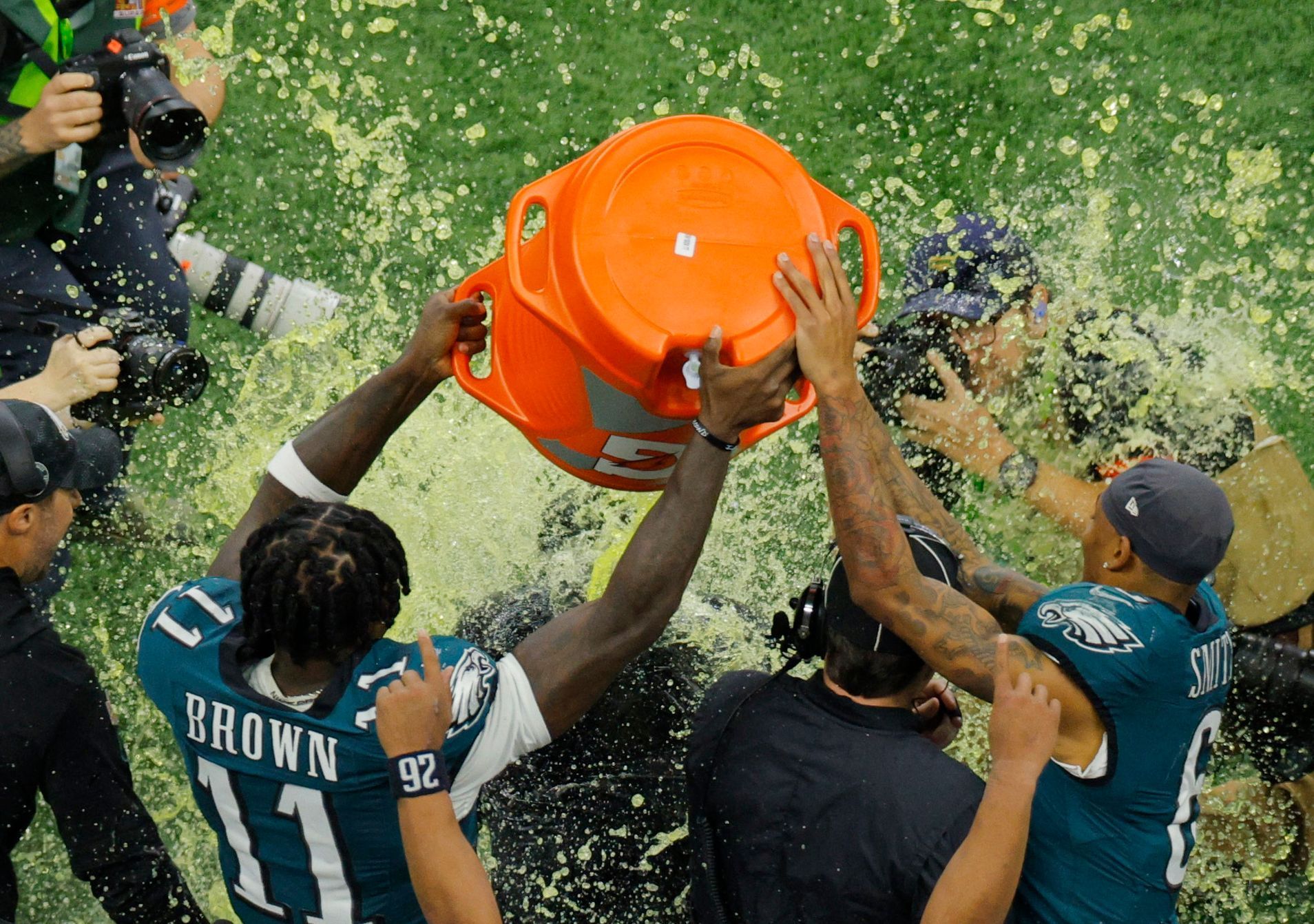 Super Bowl LIX  2025, Philadelphia - Kansas City: trenér Nick Sirianni z Philadelphie dostává tradiční sprchu