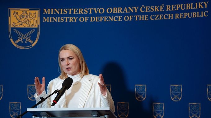 "Tohle budeme umět veřejnosti vysvětlit," oznámila ministryně Jana Černochová na prosincové tiskové konferenci, když přišla řeč na to, kolik peněz z rozpočtu obrana v roce 2024 nezvládla vyčerpat.