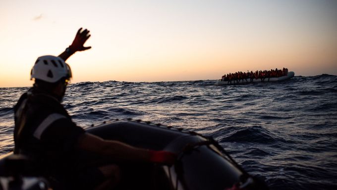 Organizace Sea-Watch zachraňuje před utopením migranty ve Středozemním moři.