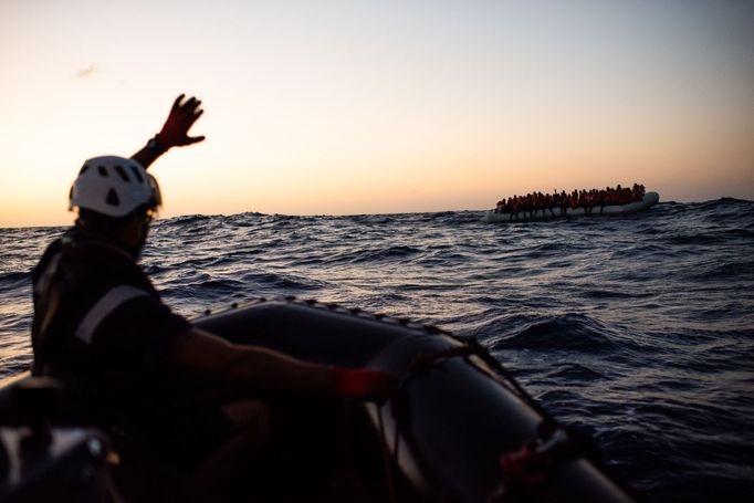 Organizace Sea-Watch zachraňuje před utopením migranty ve Středozemním moři.