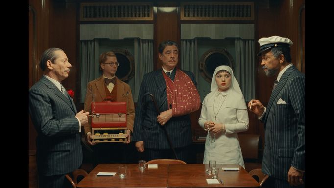 Mathieu Amalric, Michael Cera, Benicio Del Toro, Mia Threapletonová a Jeffrey Wright ve filmu Fénické spiknutí.
