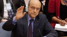 Francouzský ministr zahraničí Alain Juppé zvedá ruku pro rezoluci.