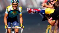 Alberto Contador při sedmé etapě Tour de France nakonec předstihl v celkovém pořadí kolegu Lance Armstronga.