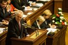Zeman bude ve Sněmovně lobbovat za Dienstbierův zákon o referendu, TOP 09 odejde ze sálu
