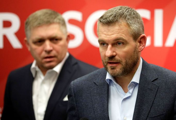 Šéf vládní strany Hlas Peter Pellegrini a za ním premiér Robert Fico (Směr-SD)