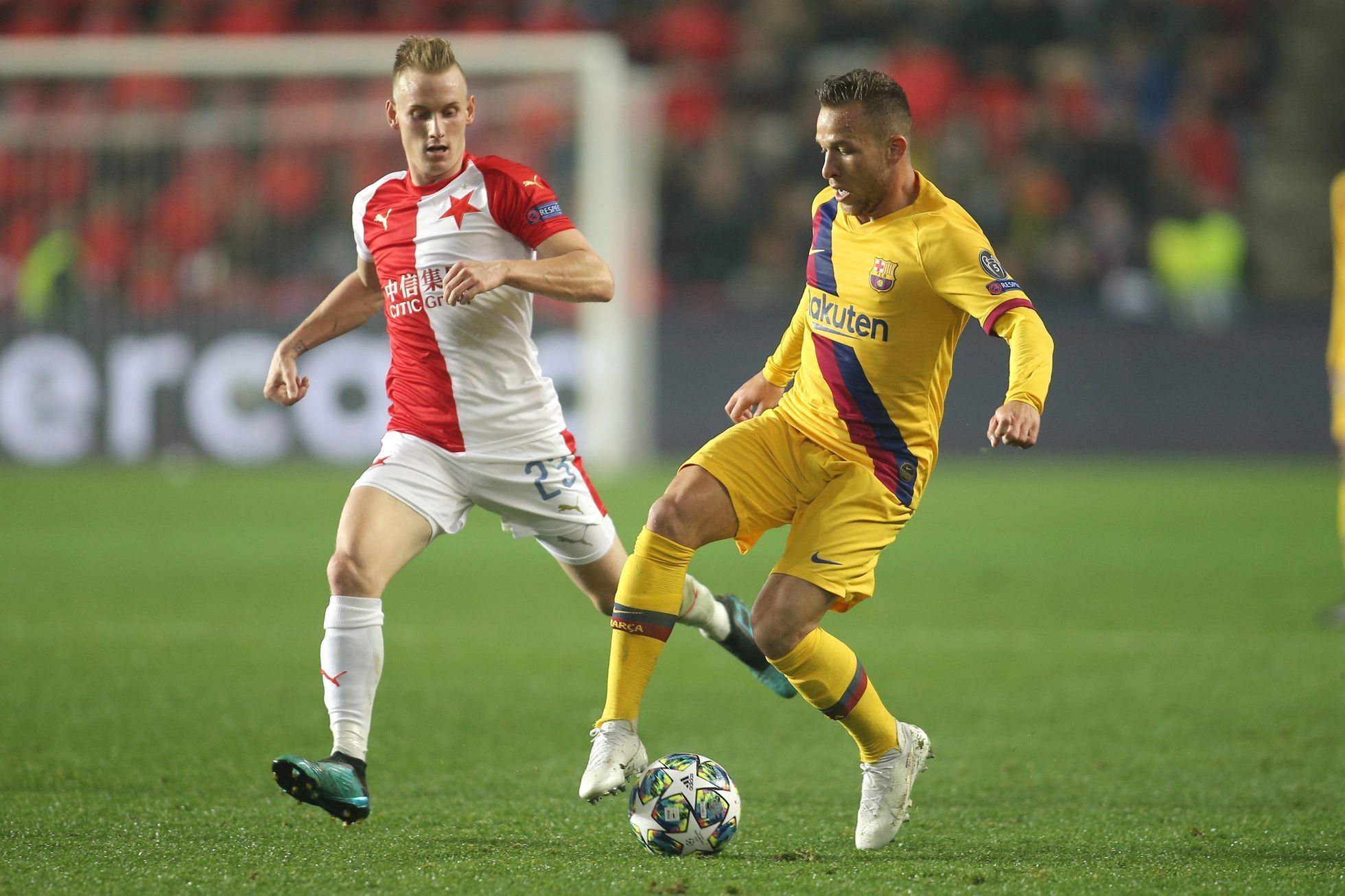 Petr Ševčík a Arthur v zápase LM Slavia - Barcelona