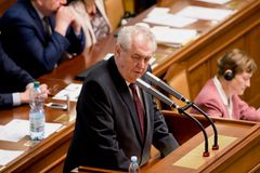 Jste za uklízečkami, řekl Zeman poslancům. Zákon o referendu jim má vrátit prestiž