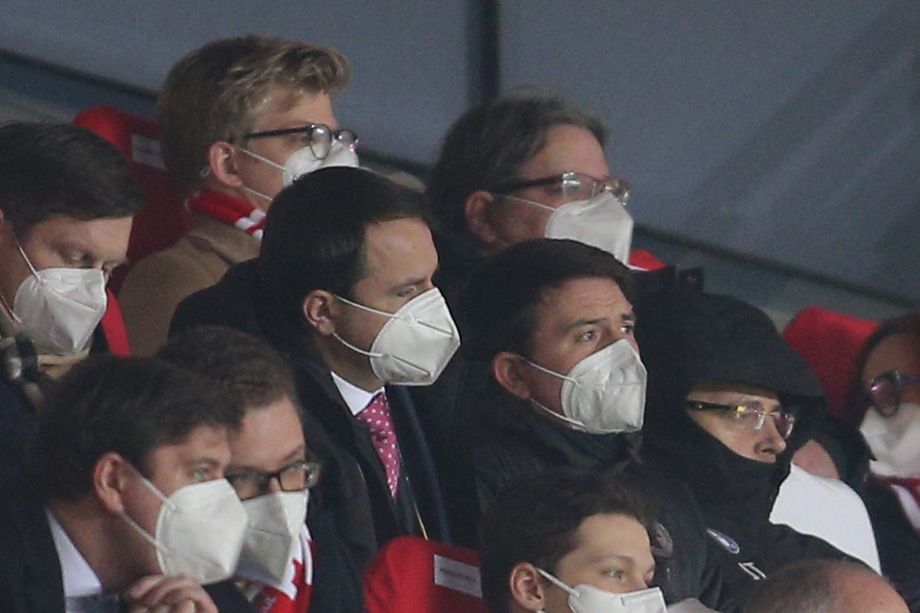 Alexandr Vondra (vpravo nahoře), pod ním zachumlaný  Jaroslav Tvrdík a po jeho pravici Tomáš Syrovátka v hledišti zápasu Slavia Praha - Leicester