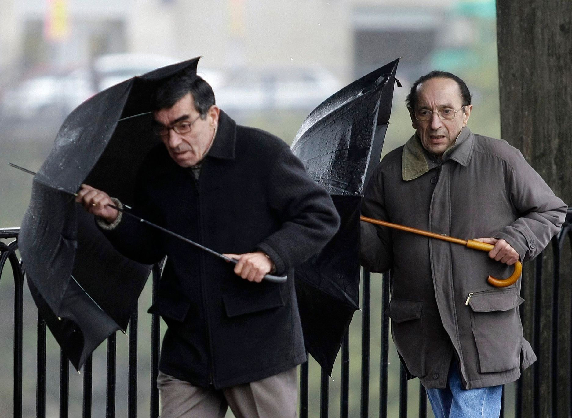 Muži s deštníkem