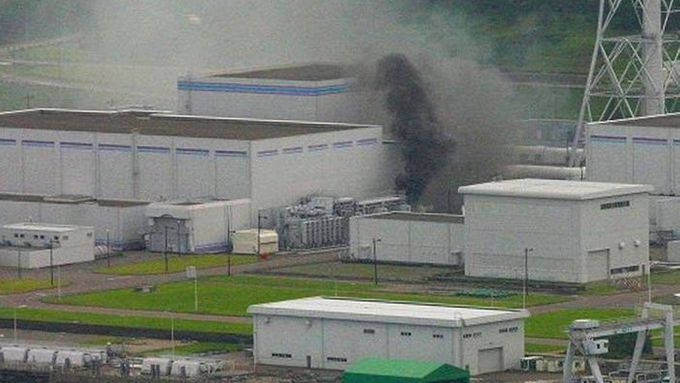 Po včerejším zemětřesení vypukl v jaderné elektrárně Kašiwazaki-Kariwa požár (na snímku)