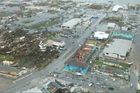 Hurikán zničil nebo výrazně poškodil třináct tisíc domů, což odpovídá až 45 procentům všech budov.