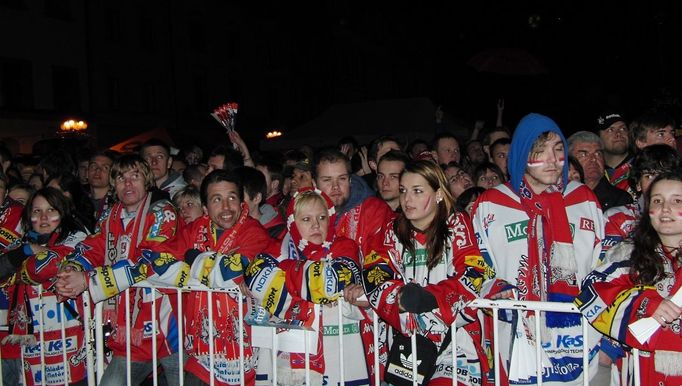 Pardubičtí fanoušci čekají na Pernštýnském náměstí na příjezd mistrů hokejové extraligy.