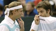 Argentinští tenisté David Nalbandian (vlevo) a Agustin Calleri při čtyřhře ve finále Davis Cupu proti domácím Rusům Maratu Safinovi a Dmitriji Tursunovovi.