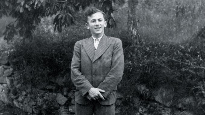 Jiří Orten v Kunštátu, 1938. Reprodukce pochází z knihy Slyšet a odpovídat Marie Rút Křížkové.