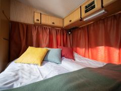 Interiér karavanu, v němž budou turisté na Lofotách bydlet.