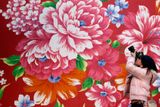 Nástěnná květinová výzdoba od umělce Michaela Lina před Národní galerií ve Vancouveru.