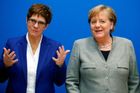 CDU, politici, německo, krize, Annegret Krampová-Karrenbauerová a Angela Merkelová.