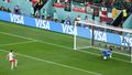 Guillermo Ochoa chytá penaltu Robertu Lewandowskému v zápase MS 2022 Mexiko - Polsko