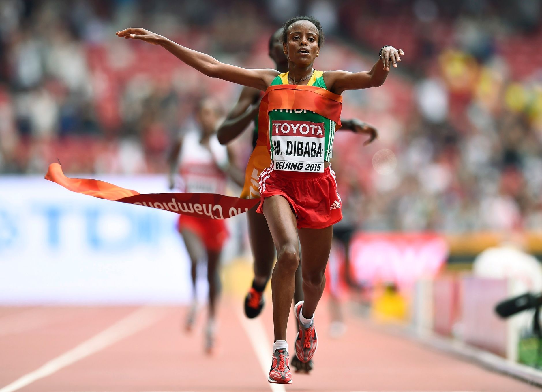 Mare Dibabaová získává na Mistrovství světa v Pekingu první maratonský titul pro Etiopii.