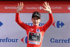 Nedůstojná tečka slavného závodu. Vítěze korunovali na parkovišti